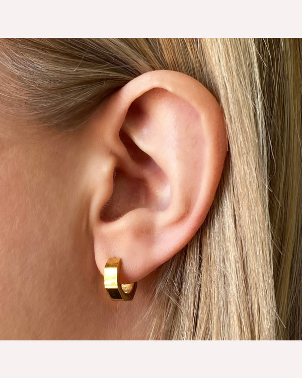 ever-jewllery-momentum-geometric-huggie-earrings-gold