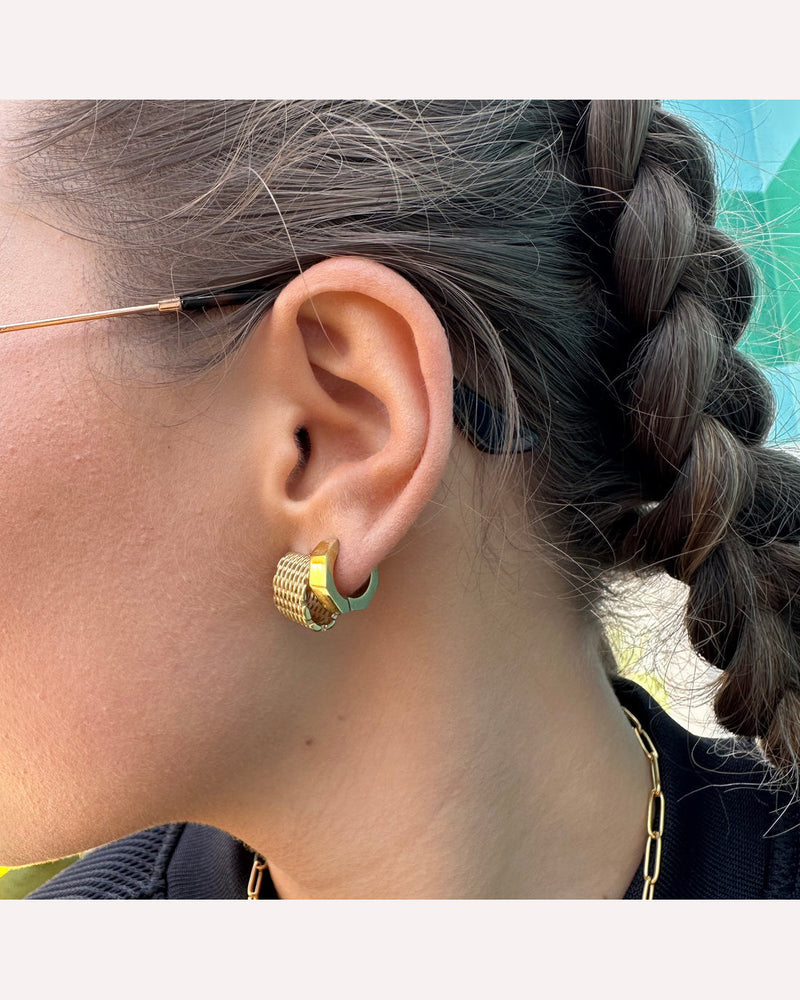 ever-jewllery-momentum-geometric-huggie-earrings-gold