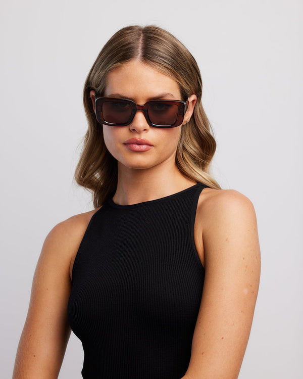 reality-eyewear-wanderlust-sunglasses-chocolate-on-model