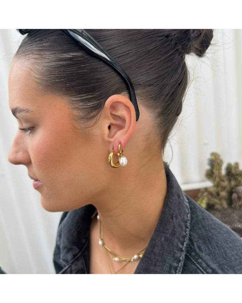 ever-jewellery-afdter-dark-pearl-huggie-earrings-gold-