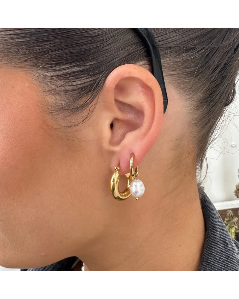 ever-jewellery-afdter-dark-pearl-huggie-earrings-gold-