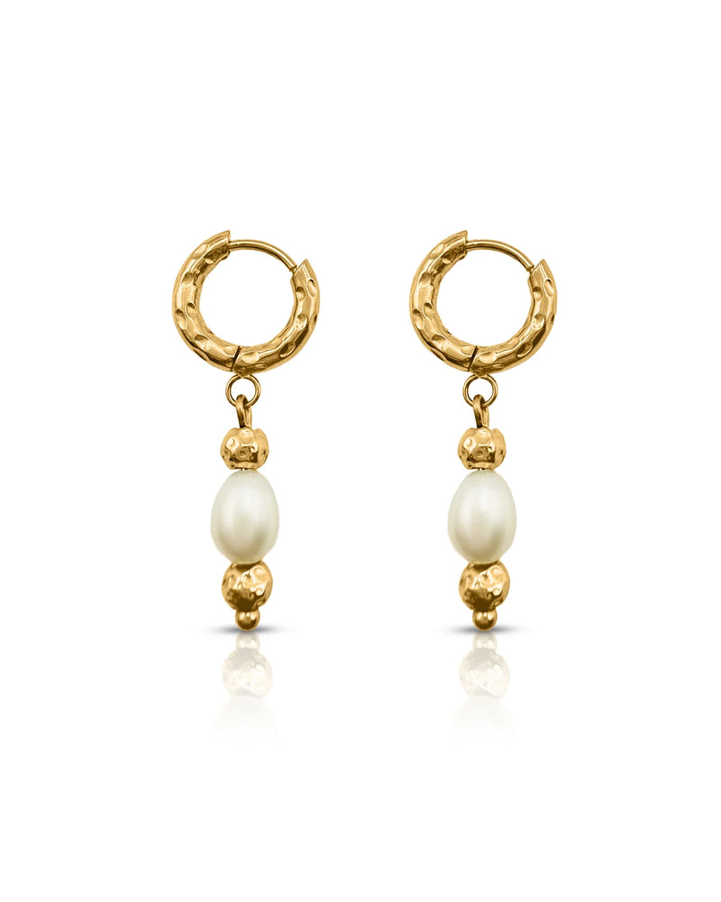 ever-jewellery-midnight-run-pearl-huggie-earrings-gold-