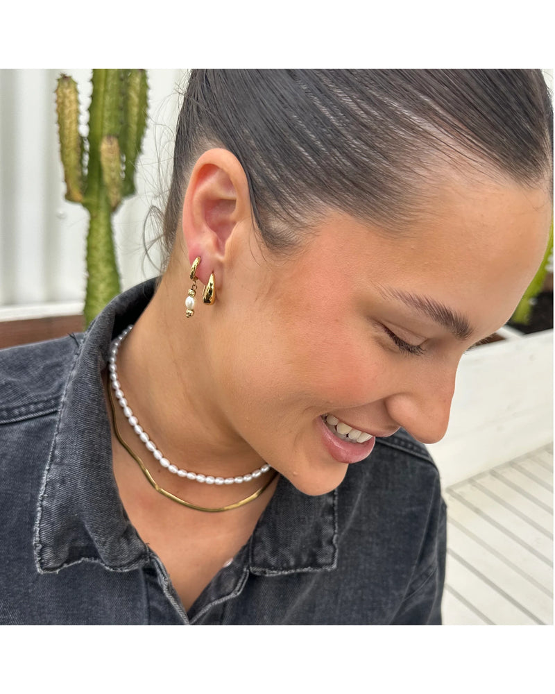 ever-jewellery-midnight-run-pearl-huggie-earrings-gold-