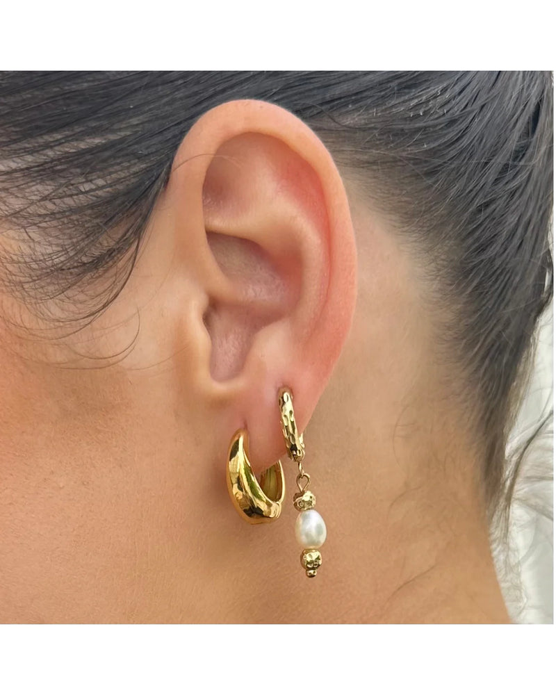 ever-jewellery-midnight-run-pearl-huggie-earrings-gold-