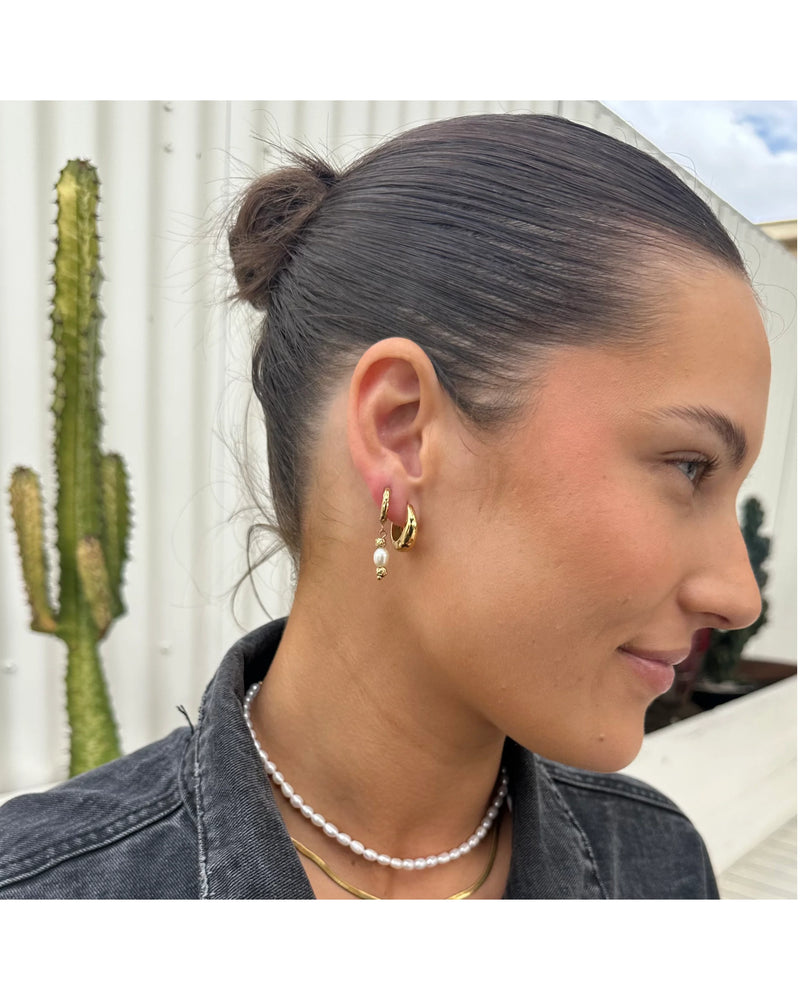 ever-jewellery-midnight-run-pearl-huggie-earrings-gold-