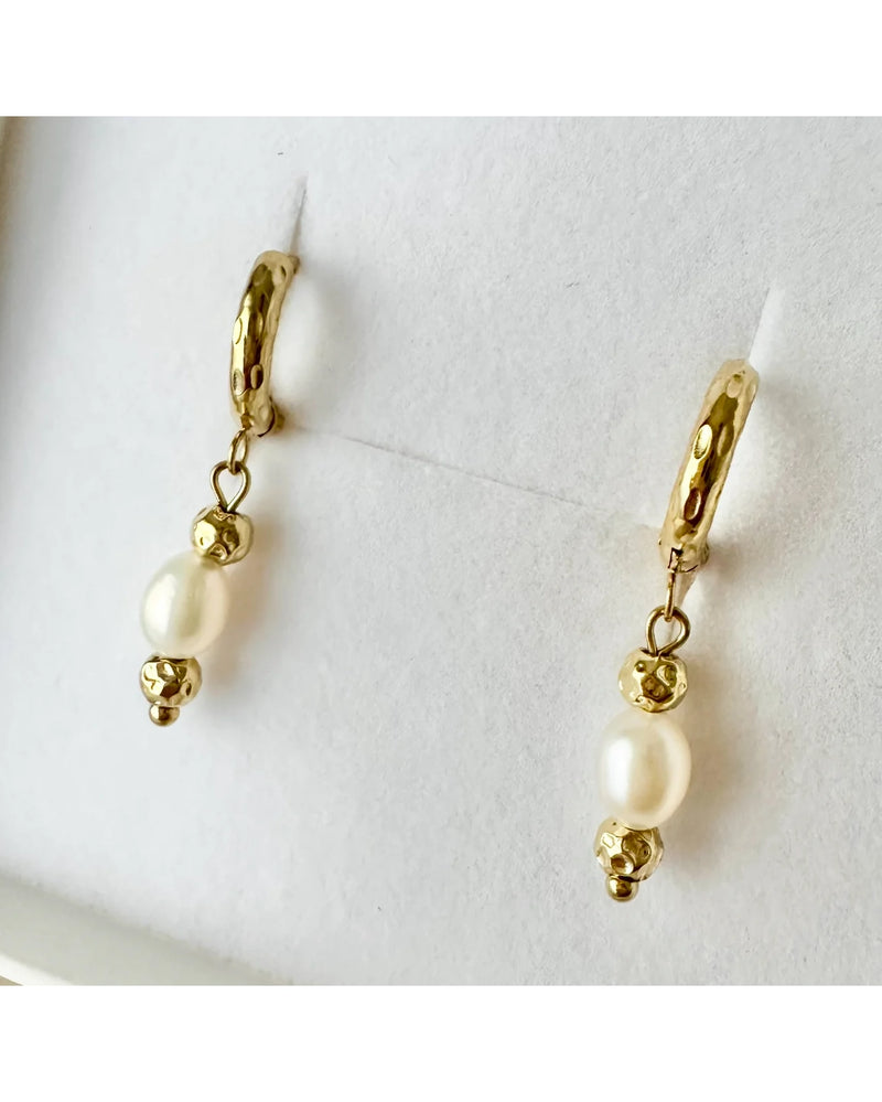 ever-jewellery-midnight-run-pearl-huggie-earrings-gold-