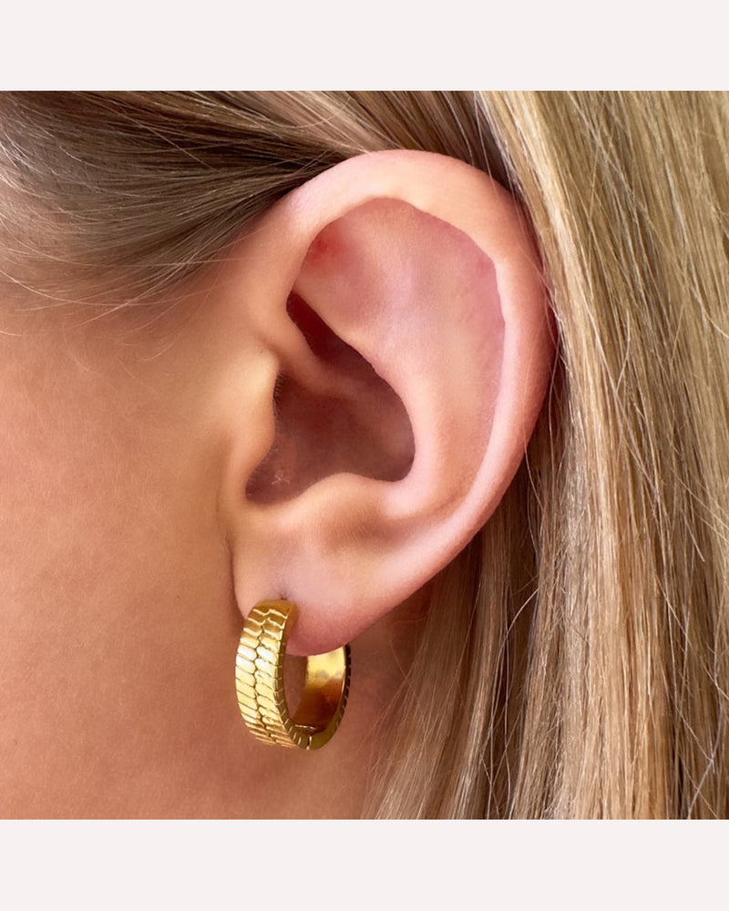 ever-jewellery-step-back-hoop-earrings-gold