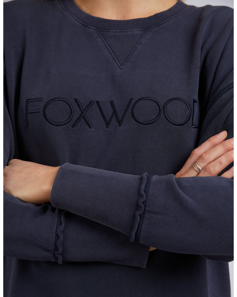 foxwood-washed-simplied-crew-navy-close-up