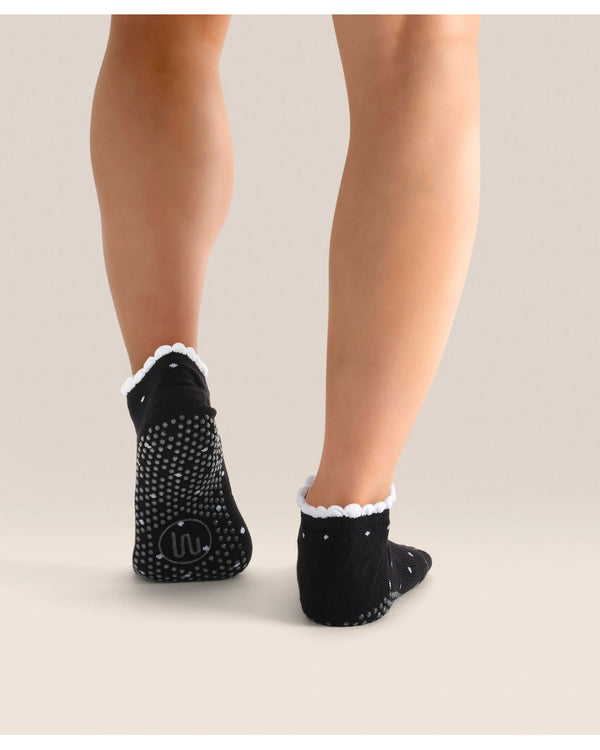 move-active-classic-low-rise-grip-socks-black-polka-ruffle