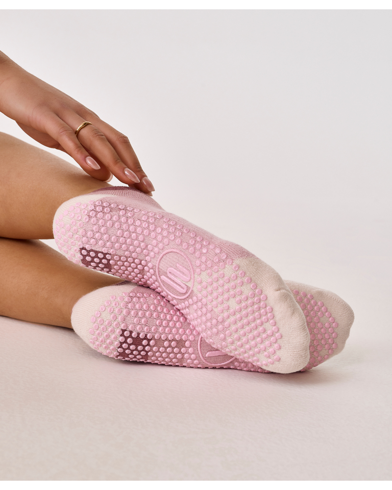 move-active-low-rise-grip-socks-desert-rose-on-model