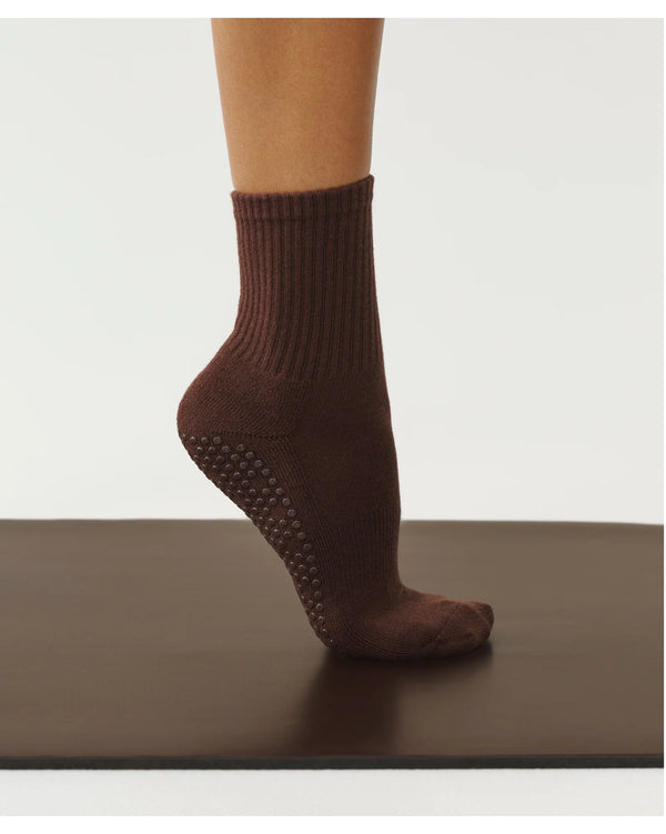 move-active-non-slip-crew-socks-espresso-