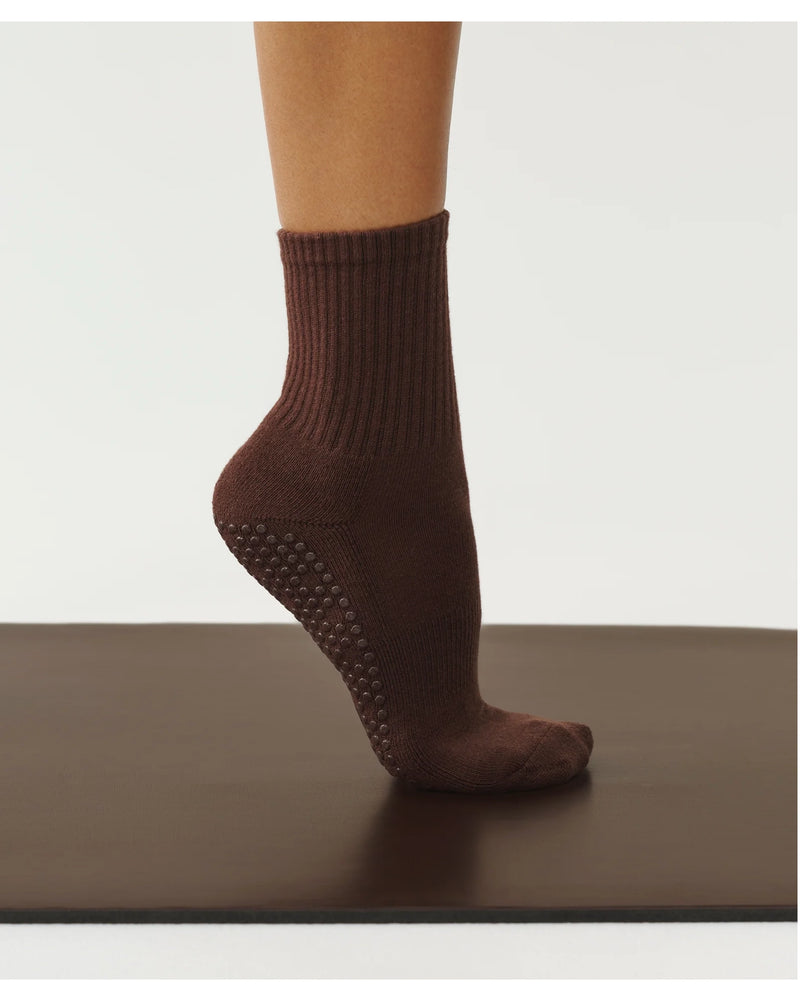 move-active-non-slip-crew-socks-espresso-