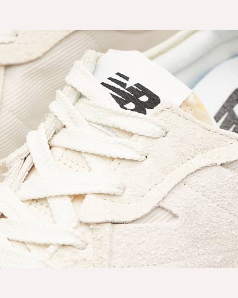 new-balance-327-sneaker-turtledove-close-up-laces