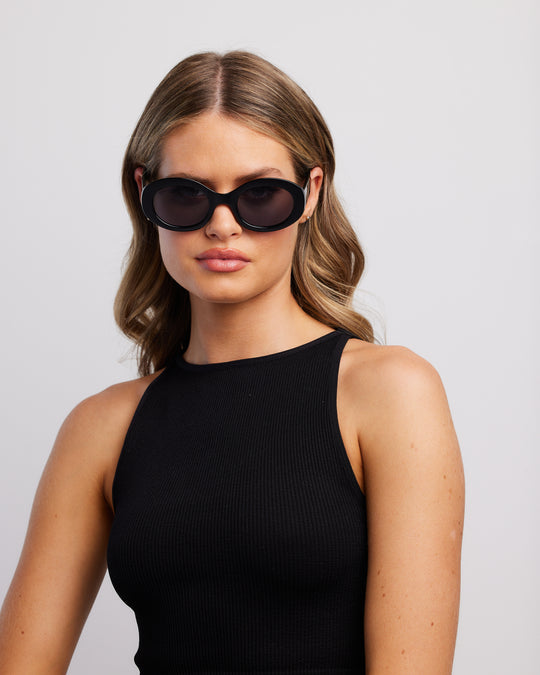 reality-beautiful-stranger-sunglasses-black-on-model