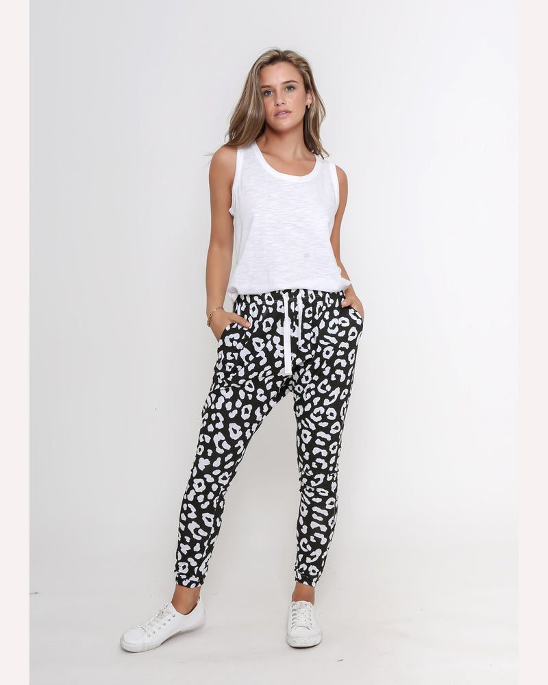 leoni-jogger-black-white-front-view