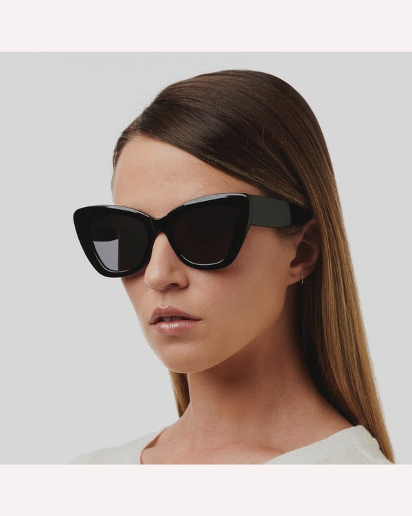 reality-eyewear-mulholland-sunglasses-black-model-wearing