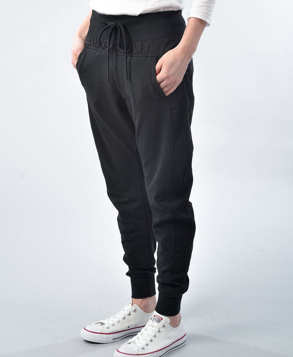 suzy-d-utlimate-jogger-black-front-view
