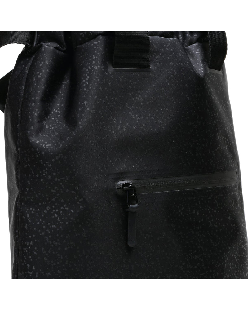    vooray-cinch-flex-backpack-black-foil-close-up-front