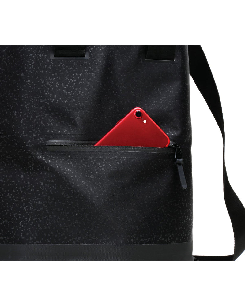    vooray-cinch-flex-backpack-black-foil-close-up