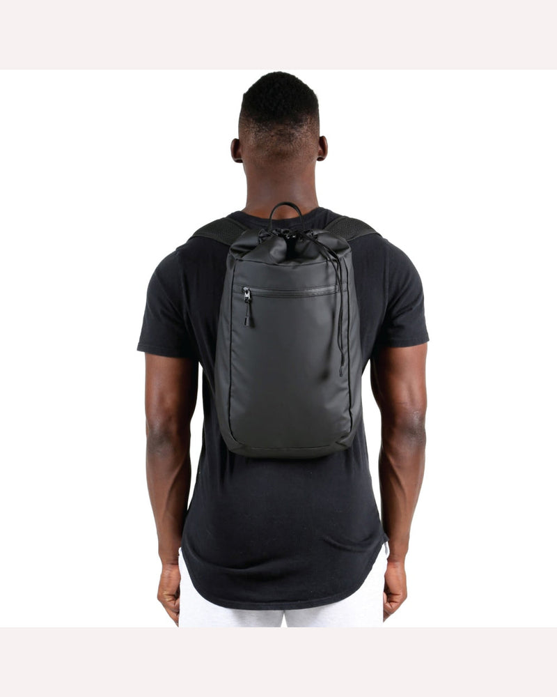 vooray-stride-cinch-backpack-matte-black-model-wearing